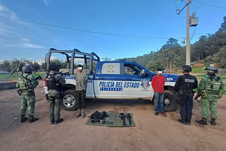 Elementos de la SSPE detienen a dos hombres con armas largas y equipo táctico en Madera.