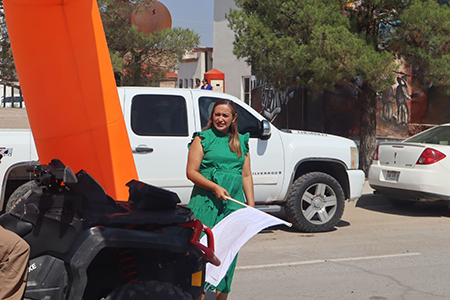 Edith Escárcega, Presidente Municipal de NCG, dando el banderazo de salida en la Ruta 98 RZR.