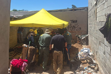 Imagen del patio donde fue encontrado un cuerpo inhumado en Ciudad Juárez tras un cateo de la Fiscalía de Distrito Zona Norte.