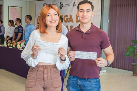 Estudiantes del ITSNCG celebrando la entrega de becas por parte del Gobierno del Estado.