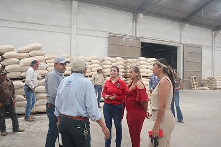 La Presidente Municipal Edith Escárcega Escontrías de Nuevo Casas Grandes entrega una tonelada de maíz molido a 65 ganaderos locales, como parte de los apoyos del Gobierno del Estado para fortalecer las actividades productivas del sector rural.
