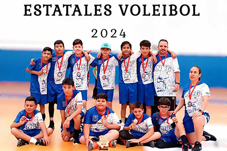 Equipo de voleibol de la escuela Gregorio Torres Quintero celebrando su tercer lugar en el evento estatal de voleibol en Delicias, demostrando su dedicación y esfuerzo.