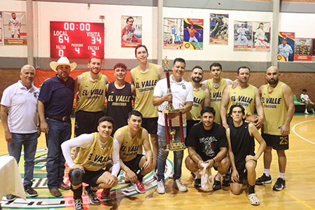 Faraones celebran su victoria como campeones del Torneo Regional de Básquetbol en el Estadio Municipal José Luis Arroyos.