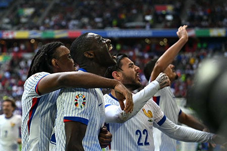 Jugadores de la selección francesa celebrando su avance a cuartos de final tras vencer a Bélgica en la Eurocopa 2024, destacando la emoción y la euforia en el campo.
