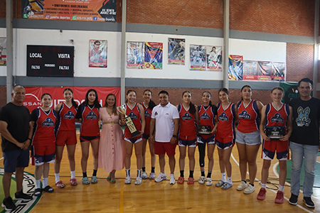 Edith Escárcega Escontrias y Gerardo Ramírez entregando trofeos a los campeones del torneo Final Four 2024 en el Gimnasio Municipal José Luis Arroyos.