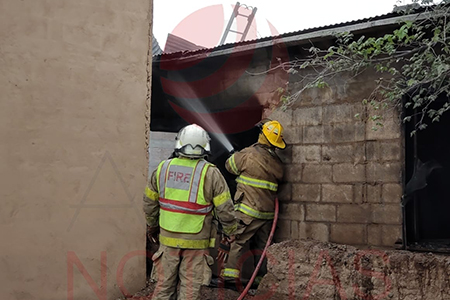 Incendio en los cuartos traseros de un local abandonado en la zona centro de NCG, específicamente en calle 16 de septiembre y callejón Ochoa.