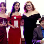 La Sociedad de Escritores Chihuahuenses celebró su tercer aniversario en Ciudad Juárez con una gala en el Hotel María Bonita. El evento incluyó una cena de tres tiempos, recital de poesía y la entrega de premios a escritores destacados y artistas altruistas.