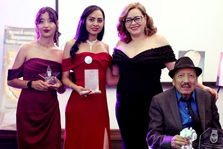 La Sociedad de Escritores Chihuahuenses celebró su tercer aniversario en Ciudad Juárez con una gala en el Hotel María Bonita. El evento incluyó una cena de tres tiempos, recital de poesía y la entrega de premios a escritores destacados y artistas altruistas.