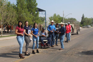 El Alcalde Ammón Dayer Lebaron Tracy distribuye trípticos en Galeana para concientizar sobre la seguridad vial y prevenir accidentes de tráfico.