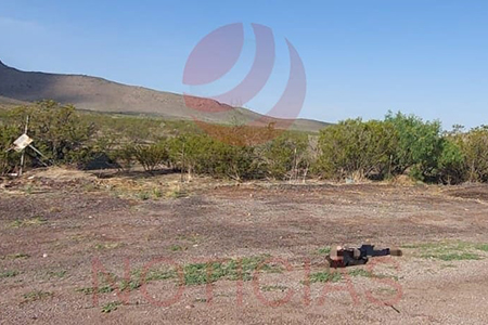 Imagen del tramo carretero entre NCG y Flores Magón donde se encontró un hombre sin vida. El cuerpo, hallado en el kilómetro 44+600 cerca del rancho "El Gato", vestía pantalón de mezclilla azul y camisa negra con gris. Autoridades investigan el caso.