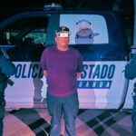 Elementos de la SSPE detienen a Ramiro Alexis D. B. en Madera por posesión de un vehículo robado. La detención se realizó utilizando la tecnología Centinela, que detectó el vehículo con reporte de robo en Arizona desde 2022. El sospechoso fue trasladado a la Fiscalía General del Estado.