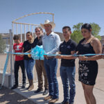 Inauguración del cerco perimetral y portones de la capilla de Nuestra Señora del Rosario en la colonia LeBaron. Autoridades municipales y eclesiásticas presentes en el evento.