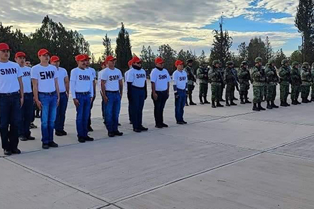 Oficiales de la Secretaría de la Defensa Nacional orientando sobre la liberación de la cartilla militar.