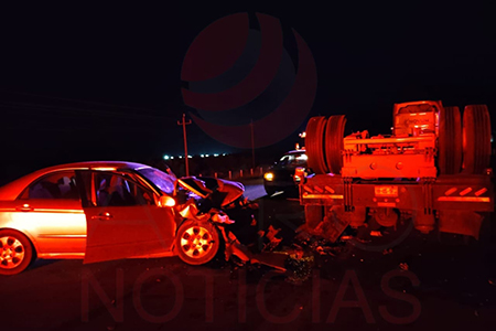 Escena del accidente en el tramo Nuevo Casas Grandes - Janos donde un menor de 16 años chocó contra un tracto camión detenido en el acotamiento.