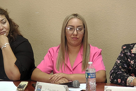 Karina Zubiate, regidora del PRD, renuncia al partido y se declara independiente en la sesión de cabildo de Nuevo Casas Grandes.