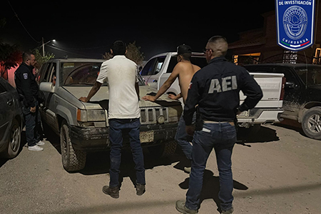 Agentes de AEI patrullando en Nuevo Casas Grandes en busca de prófugos y vehículos robados.