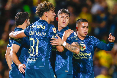 Jugadores del América celebran la victoria sobre Juárez en tiempo de compensación, jornada 4 de la Liga MX.