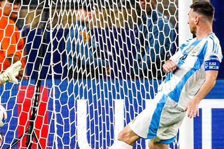 Lionel Messi celebra tras anotar su primer gol en la Copa América 2024, asegurando la victoria de Argentina sobre Canadá en las semifinales y llevando al equipo albiceleste a la final del torneo.