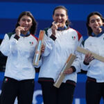 México celebra la medalla de bronce en tiro con arco femenino en los Juegos Olímpicos de París 2024, con la destacada participación de Ruiz, Valencia y Vázquez.