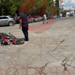 Escena del choque en Nuevo Casas Grandes donde un motociclista resultó lesionado y fue asistido por la Cruz Roja Mexicana.