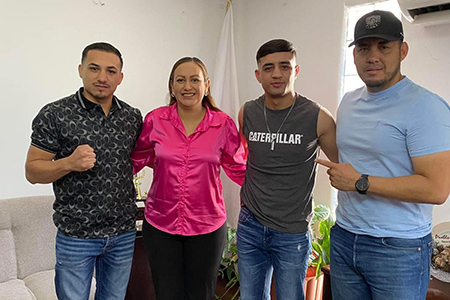 René "Zurdo" Palacios y Tony "Destroyer" Galaviz en conferencia de prensa en Nuevo Casas Grandes.