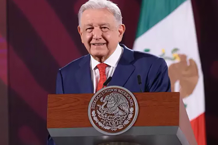 El presidente Andrés Manuel López Obrador declara en conferencia que no es necesario que las ministras de la Suprema Corte de Justicia de la Nación, Norma Piña y Yasmín Esquivel, renuncien, enfatizando la importancia de una reforma judicial aprobada por el pueblo.