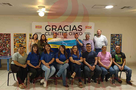 Representantes de OXXO entregan cheque de donativo a la Asociación Civil "La Gaviota" en Nuevo Casas Grandes.