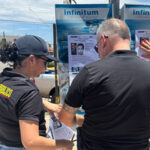 Agentes de la Fiscalía de Distrito Zona Noroeste colocan carteles de búsqueda de personas desaparecidas en una avenida de Nuevo Casas Grandes, Chihuahua, en un operativo conjunto con la Comisión Estatal de Búsqueda y la Agencia Estatal de Investigación.