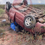 Escena del accidente en camino de terracería NCG-Janos donde fallecieron dos personas y cuatro menores resultaron heridos.