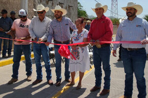 Roberto Lucero Galaz inaugurando la pavimentación con concreto en la calle Sexta de Juan Mata Ortiz.