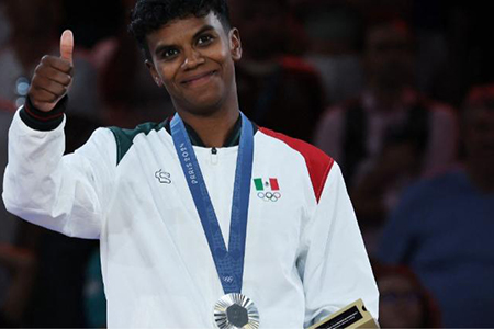 Prisca Awiti con la medalla de plata en judo en los JJOO 2024. La atleta expresó su profundo amor por México tras su victoria.