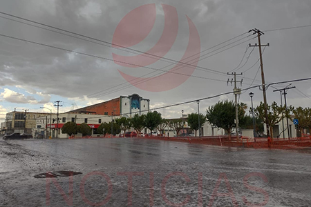 La Coordinación Estatal de Protección Civil de Chihuahua emite recomendaciones ante el pronóstico de lluvias fuertes en la región. Se esperan lluvias intensas, descargas eléctricas y granizo en la Sierra Tarahumara. Se pide a la población mantenerse informada y seguir las indicaciones de las autoridades.