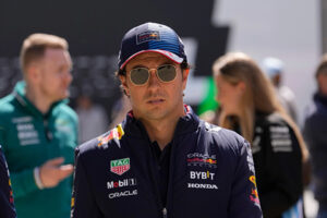 Sergio 'Checo' Pérez enfrenta una creciente presión en Red Bull tras no sumar puntos por tercera vez en cinco carreras, cayendo a la sexta posición en el Campeonato de Pilotos, mientras Max Verstappen sigue dominando.