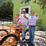 El Presidente Municipal de Casas Grandes, Roberto Lucero, a través de la Dirección de Desarrollo Social, entrega un triciclo de carga a Ernesto Nájera, comerciante de helados con más de 20 años de servicio en la comunidad.
