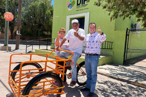 El Presidente Municipal de Casas Grandes, Roberto Lucero, a través de la Dirección de Desarrollo Social, entrega un triciclo de carga a Ernesto Nájera, comerciante de helados con más de 20 años de servicio en la comunidad.