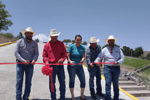 Roberto Lucero Galaz, alcalde de Casas Grandes, inaugurando la pavimentación de la calle Díaz en Colonia Juárez.