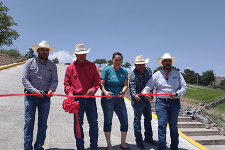 Roberto Lucero Galaz, alcalde de Casas Grandes, inaugurando la pavimentación de la calle Díaz en Colonia Juárez.