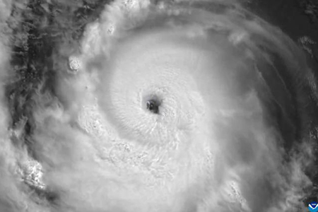 Imagen del súper huracán Beryl, que ha alcanzado la categoría 5 con vientos de 260 km/h y rachas de 315 km/h, localizado a 85 km al este-sureste de Isla Beata, República Dominicana. Se pronostica que toque tierra en Quintana Roo como huracán categoría 1, debilitándose a tormenta tropical.