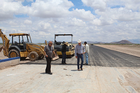 Autoridades municipales supervisan la pavimentación de la Pista de Arrancones en Galeana, actualmente en su segunda etapa.