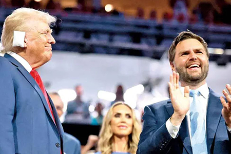 Donald Trump con oreja vendada durante la Convención Nacional Republicana en Milwaukee.