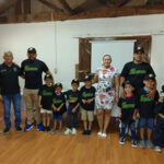 Presidente Municipal Edith Escárcega Escontrías entregando uniformes de béisbol a niños de 5 y 6 años en Nuevo Casas Grandes. El equipo competirá en el Estatal de Béisbol sub 5 y 6 en Chihuahua.