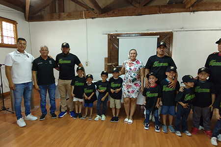 Presidente Municipal Edith Escárcega Escontrías entregando uniformes de béisbol a niños de 5 y 6 años en Nuevo Casas Grandes. El equipo competirá en el Estatal de Béisbol sub 5 y 6 en Chihuahua.