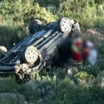 Camioneta volteada en la carretera Janos-Agua Prieta tras accidente, con paramédicos rescatando a los heridos.