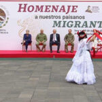 AMLO rinde homenaje a los migrantes mexicanos en Palacio Nacional con un espectáculo de música y danza regional, destacando su contribución desde el extranjero.