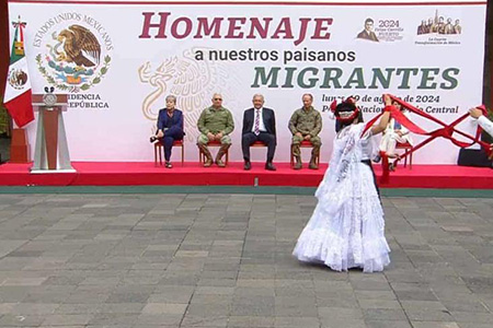 AMLO rinde homenaje a los migrantes mexicanos en Palacio Nacional con un espectáculo de música y danza regional, destacando su contribución desde el extranjero.