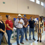 El Presidente Municipal de Casas Grandes, Roberto Lucero Galaz, entregando materiales a representantes de 16 escuelas, en un esfuerzo por mejorar la educación local.