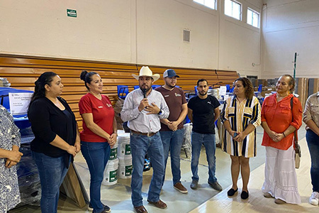 El Presidente Municipal de Casas Grandes, Roberto Lucero Galaz, entregando materiales a representantes de 16 escuelas, en un esfuerzo por mejorar la educación local.