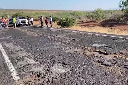 La Gobernadora Maru Campos y Antonio Esteva en reunión para acordar la construcción de la carretera Topolobampo-Chihuahua, un proyecto que conectará Cerocahui con el Puerto de Topolobampo.