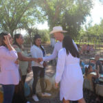 El alcalde Ammón Dayer Lebaron Tracy, junto con su esposa Alejandra Miramontes Rodríguez, entrega módulos de desayunos escolares calientes en una escuela de Galeana, beneficiando a 160 niños preescolares y reforzando la nutrición infantil en el municipio.