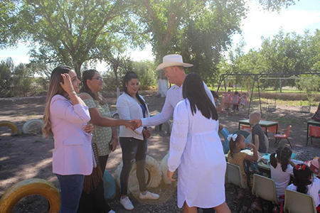 El alcalde Ammón Dayer Lebaron Tracy, junto con su esposa Alejandra Miramontes Rodríguez, entrega módulos de desayunos escolares calientes en una escuela de Galeana, beneficiando a 160 niños preescolares y reforzando la nutrición infantil en el municipio.